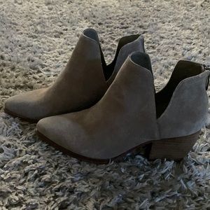 Worn once gray in color very comfortable super cute